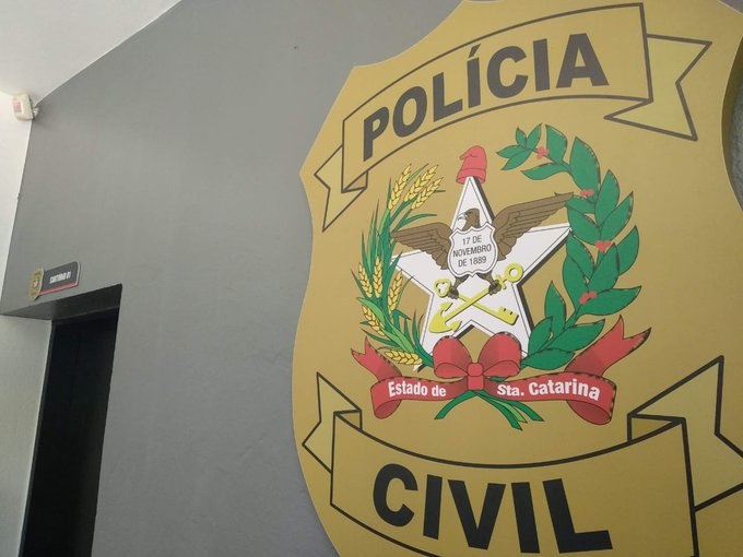 BRASAO DA POLICIA E UMA PORTA ABERTA