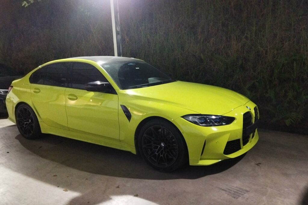 BMW de cor amarelo fosforescente