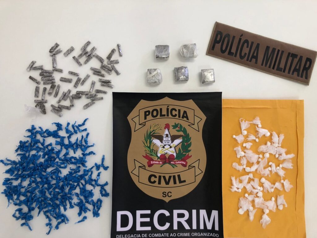 DROGAS E EMBLEMA DA POLICIA MILITAR E POLICIA CIVIL