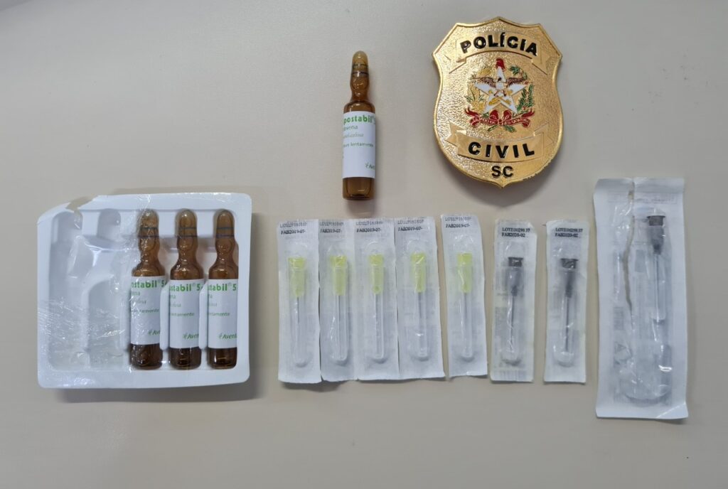 frascos do fármaco denominado “Lipostabil”, seringas e distintivo policia civil