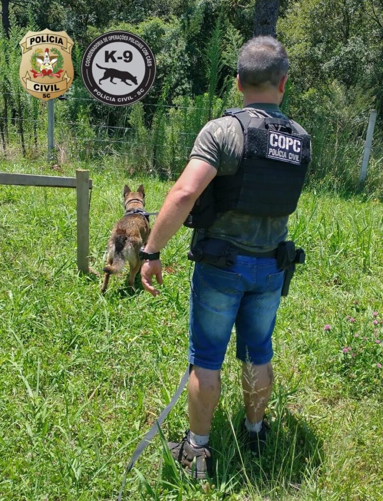 Policial e cão