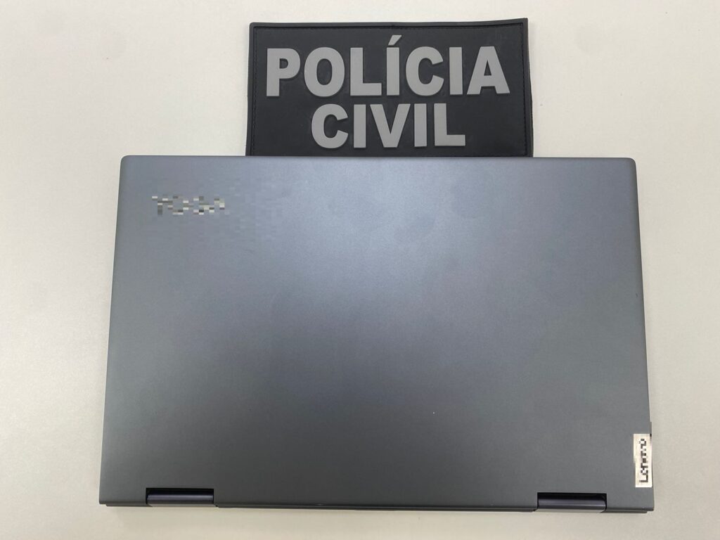 inscrição da policia civil embaixo notebook