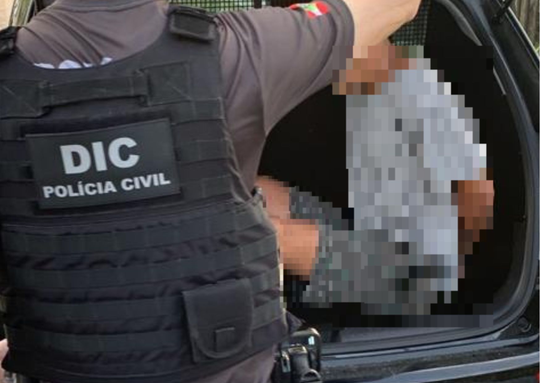 policial civil com porta mala aberto com detento dentro do mesmo