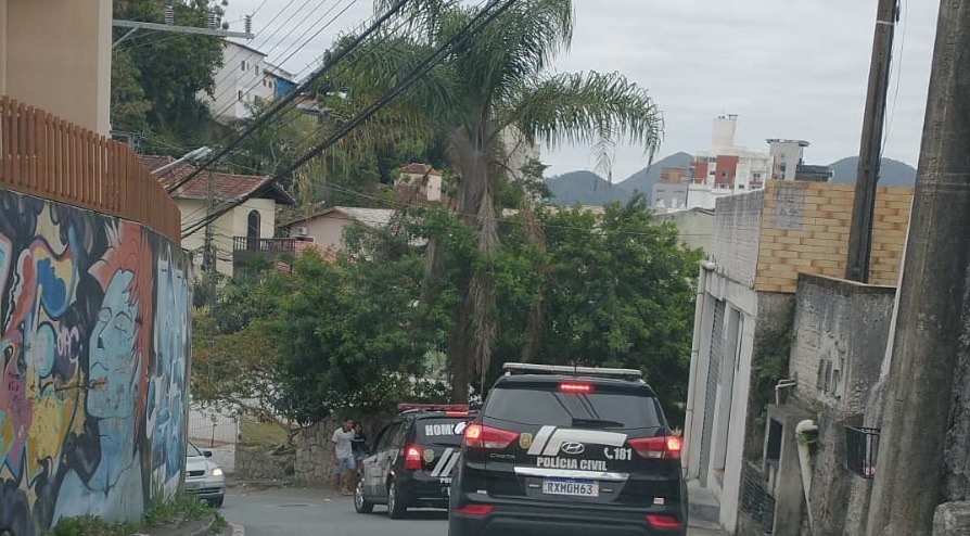 Viaturas na rua em Florianópolis