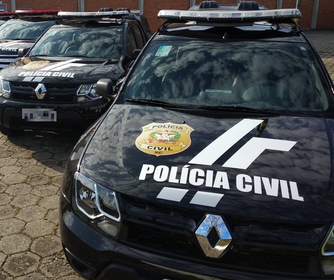 duas viaturas estacionadas