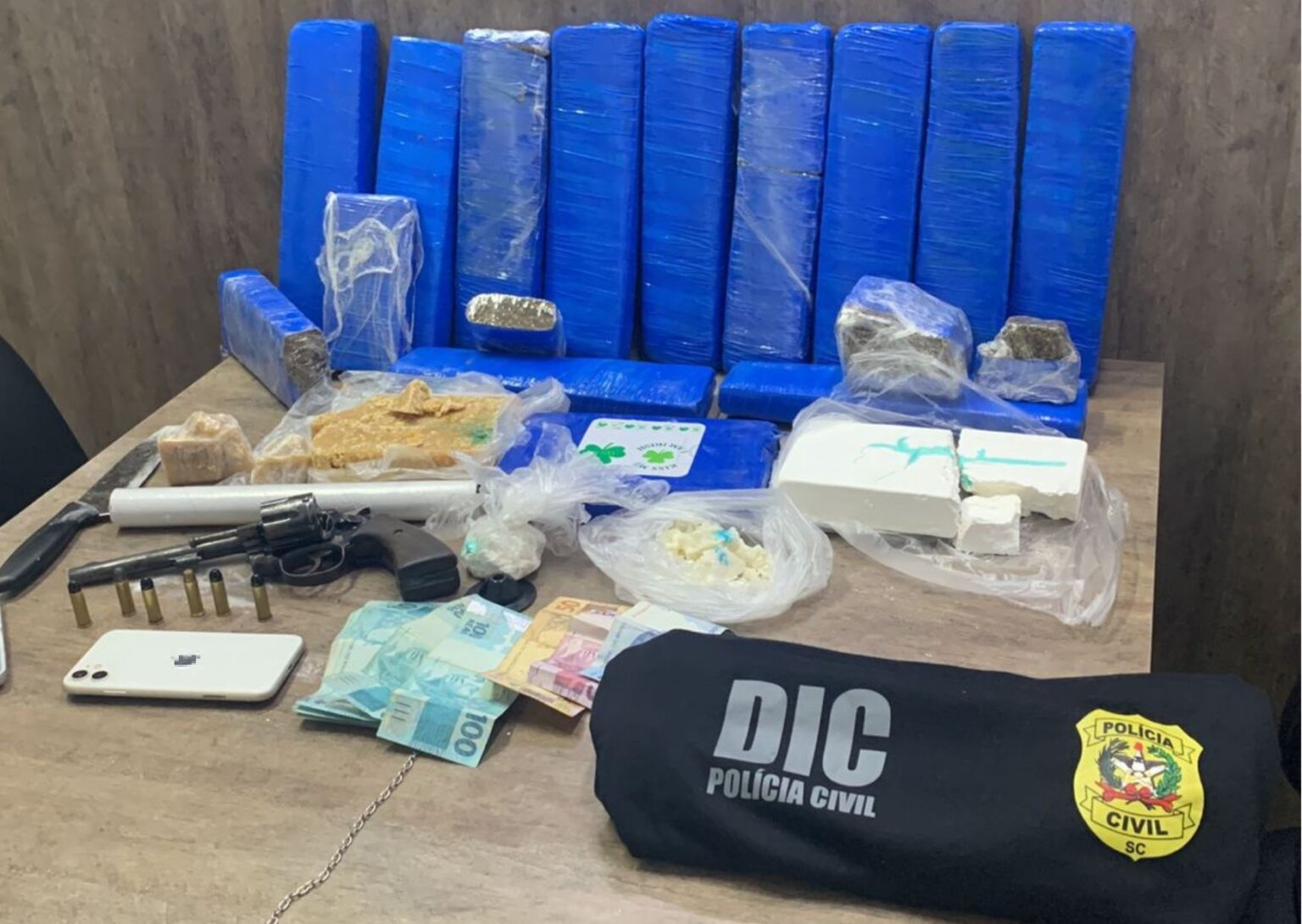 faca, celular, dinheiro, drogas e camiseta da policia civil da DIC